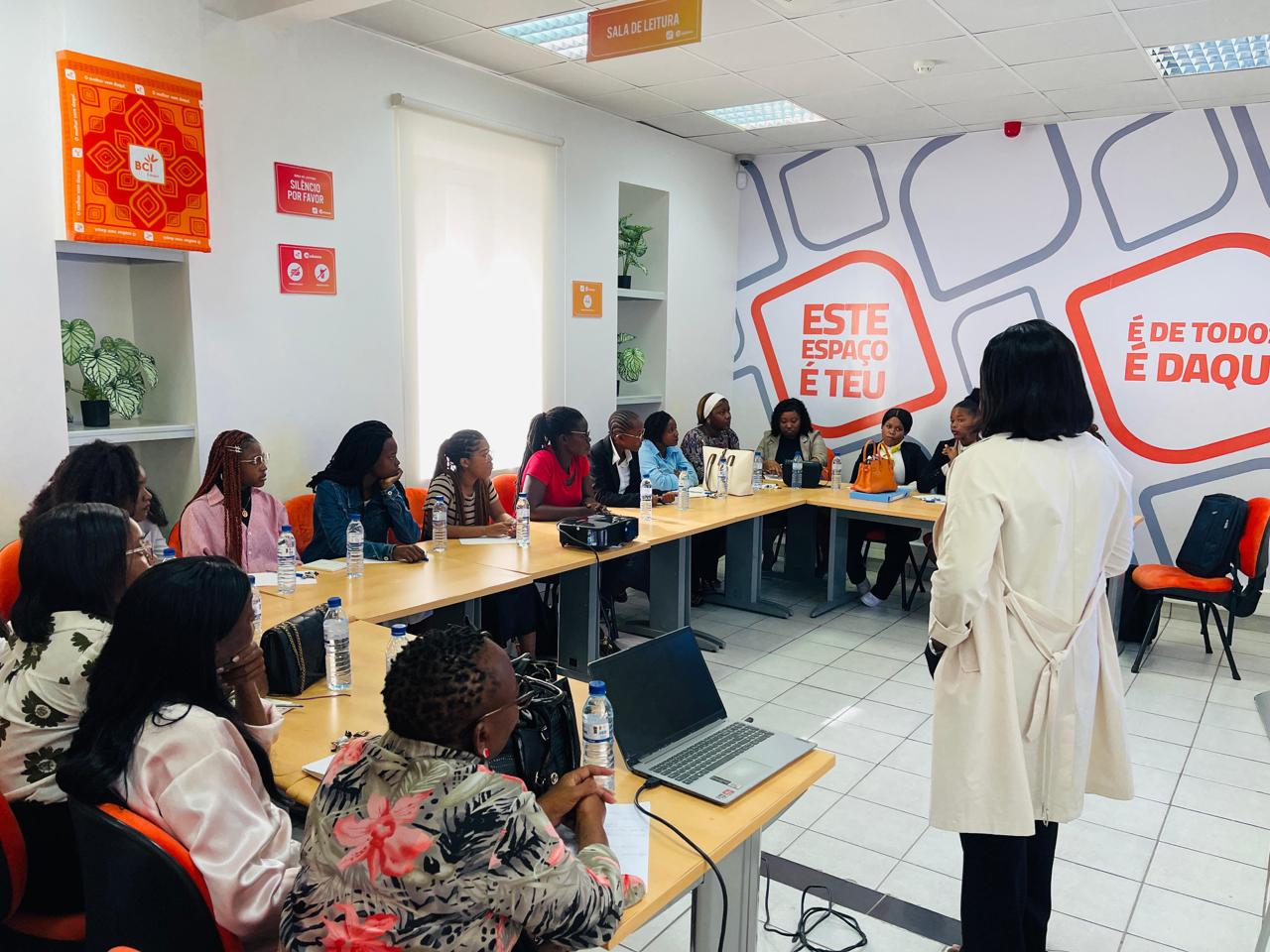 TREINAMENTO PARA MULHERES ACTIVISTAS SOBRE LIDERANÇA FEMININA